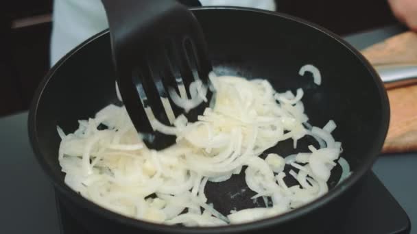 Keverjük Össze Serpenyőben Sült Hagymát Egy Spatulával Közelkép Asztalról Főzés — Stock videók