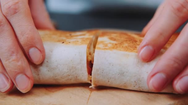 Tortilla Jugosa Cocida Una Tabla Cortar Primer Plano Mesa Cocinar — Vídeos de Stock
