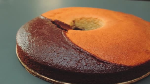 Délicieux Gâteau Bicolore Cuit Avec Des Mensonges Sur Table Dans — Video