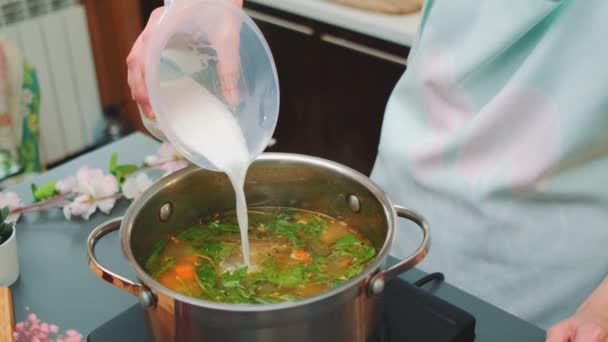 Γυναικεία Χέρια Ρίχνουμε Γάλα Καρύδας Πράσινη Σούπα Σπανάκι Και Λαχανικά — Αρχείο Βίντεο