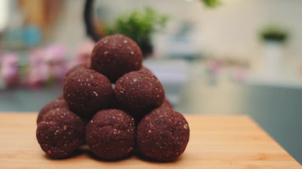 Zarte Schokoladenbonbons Aus Mandelmehl Form Von Kugeln Fahndungsbild Vom Küchentisch — Stockvideo