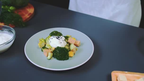 Una Donna Spruzza Semi Chia Insalata Tofu Broccoli Già Pronta — Video Stock