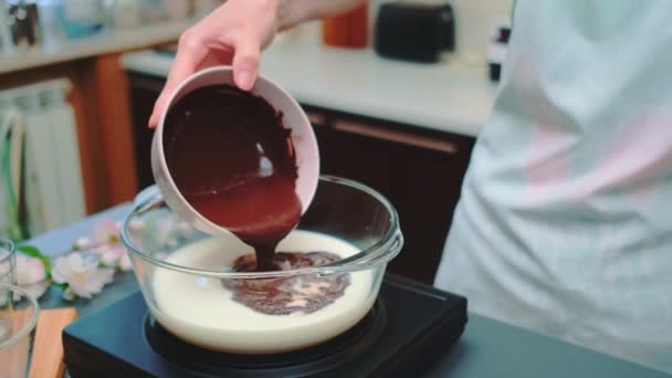 Kobieta Wlewa Mieszane Kakao Gorącego Mleka Zbliżenie Stołu Gotowanie Kuchni — Wideo stockowe
