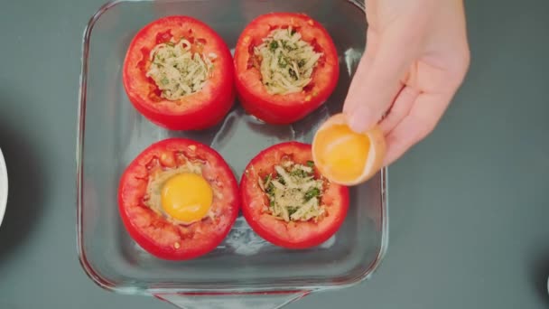 Χέρια Των Γυναικών Προσθέτουν Ένα Ωμό Αυγό Ντομάτες Γεμιστές Τυρί — Αρχείο Βίντεο