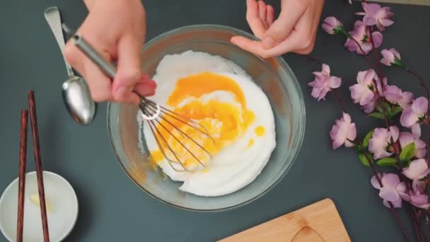 Kadın Eli Çırpılmış Beyazla Yumurta Sarısını Çırpılmış Çırpılmış Çırpı Ile — Stok video