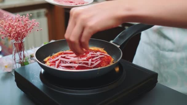 Mãos Femininas Polvilhe Bacon Uma Panqueca Batata Frita Uma Panela — Vídeo de Stock
