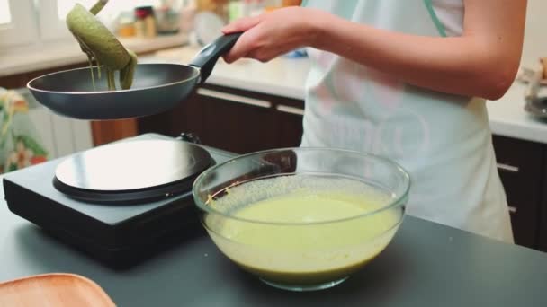 Kvinna Häller Smet Het Stekpanna Pannkaksstekning Närbild Ett Bord Matlagning — Stockvideo