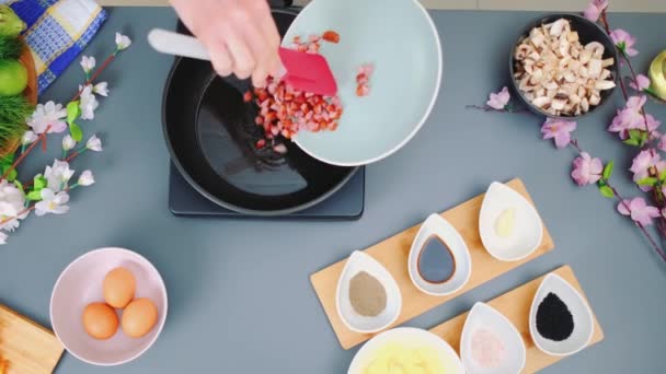 一个女人把切碎的香肠放在一个加热的煎锅里 厨房桌子的顶视图 厨房里的烹调 — 图库视频影像