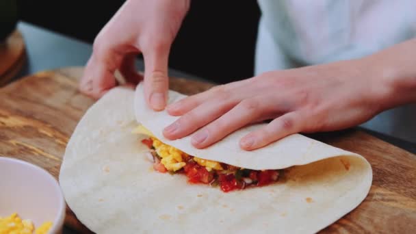 Owijanie Tortilli Zbliżenie Stół Gotowanie Kuchni — Wideo stockowe