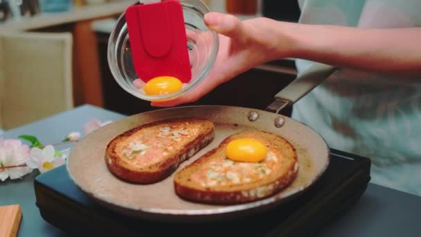 Wanita Meletakkan Kuning Telur Pada Roti Panggang Goreng Close Dari — Stok Video