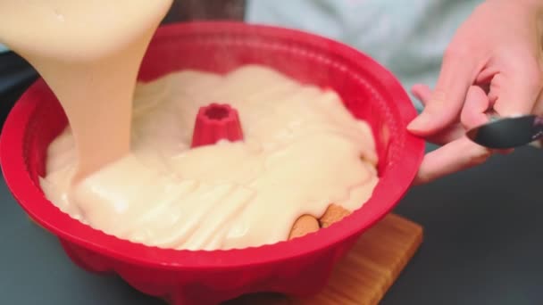 Kvinna Häller Varm Pudding Silikon Bakning Skålen Närbild Ett Bord — Stockvideo