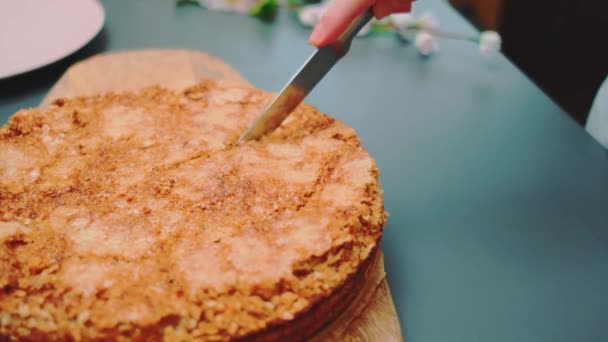 Eine Frau Schneidet Einen Leckeren Kuchen Mit Einer Karamellknusprigen Kruste — Stockvideo