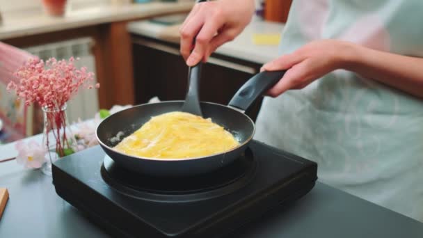 Mãos Mulher Lançando Uma Panqueca Batata Com Uma Espátula Cozinha — Vídeo de Stock