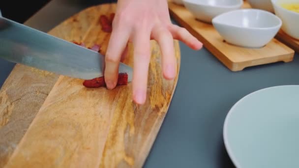 Kobieta Krojąca Wędzone Kiełbaski Kawałki Desce Zbliżenie Stołu Gotowanie Kuchni — Wideo stockowe