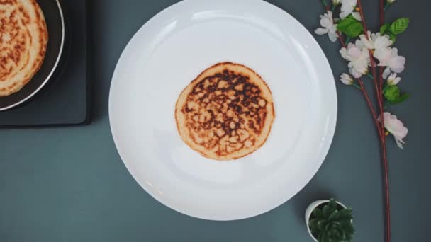 Kobieta Kładzie Smażony Naleśnik Ugotowany Śniadanie Białym Talerzu Widok Stół — Wideo stockowe
