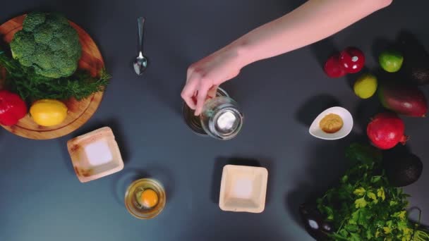 Händer Häller Ingredienser Skål Ovanifrån Köksbordet Matlagning Köket — Stockvideo