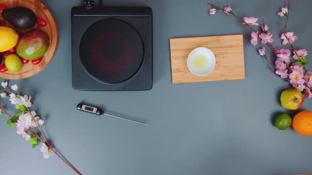 電気ストーブをオンにする 女はその鍋をストーブの上に置いた テーブルのトップビュー キッチンで料理する — ストック動画