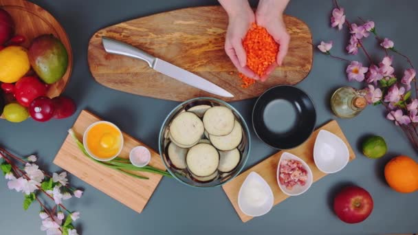 一个女人把碎得很细的胡萝卜放进一个很深的容器里 厨房桌子的顶视图 厨房里的烹调 — 图库视频影像