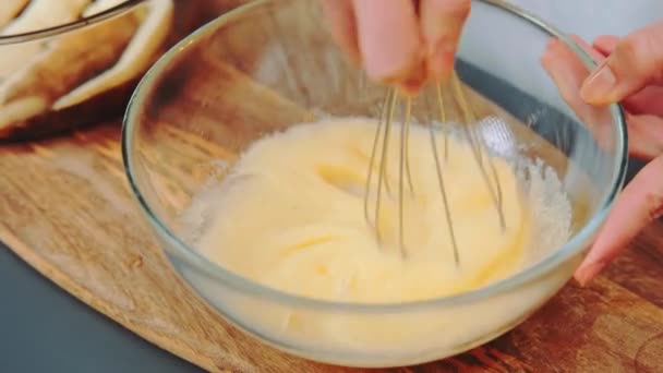 Impastare Pasta Liquida Una Torta Primo Piano Del Tavolo Della — Video Stock