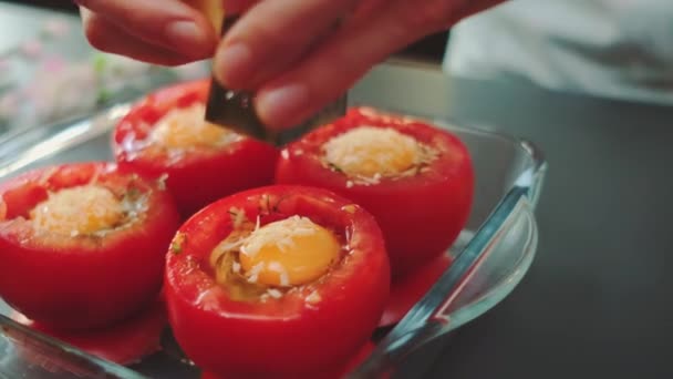 Kadınların Elleri Peynirin Üstündeki Öğütücüye Parmesan Sürer Doldurulmuş Domates Masaya — Stok video
