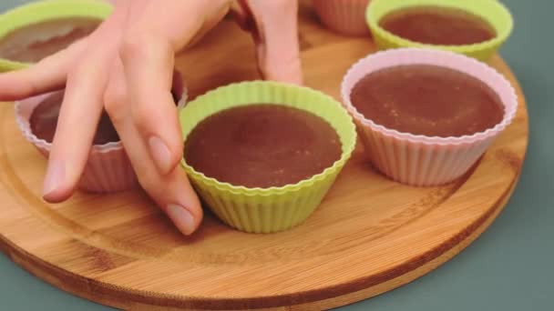 Las Manos Femeninas Comprueban Elasticidad Forma Soufflé Chocolate Plátano Primer — Vídeo de stock