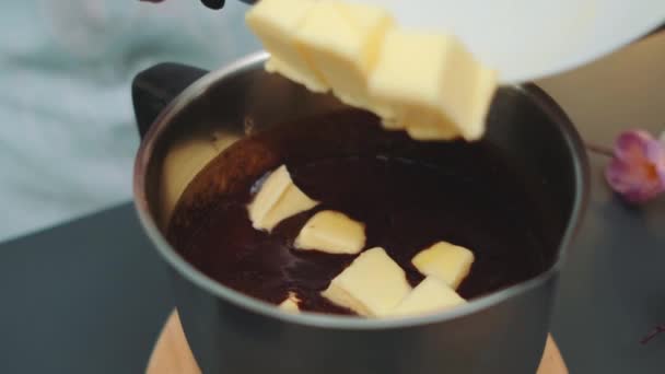 Mujer Añadiendo Cremoso Suave Cacerola Metal Con Chocolate Caliente Primer — Vídeo de stock
