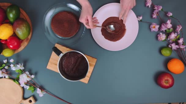Una Mujer Unta Panqueque Con Salsa Chocolate Haciendo Pastel Tortitas — Vídeo de stock