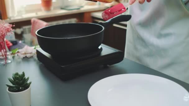 Une Femme Met Une Omelette Pelucheuse Frite Faite Protéines Jaunes — Video