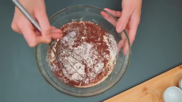 Mãos Femininas Misturam Ingredientes Secos Molhados Bolo Chocolate Biscoito Com — Vídeo de Stock