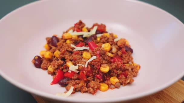 Chili Con Carne Egy Mexikói Étel Sajttal Töltve Közelkép Asztalról — Stock videók
