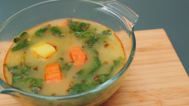 Deliciosa Sopa Vegetariana Verduras Con Leche Coco Plato Vidrio Sobre — Vídeos de Stock