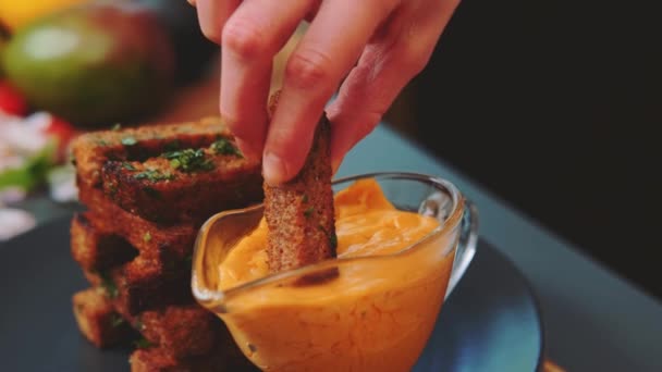 Mujer Sumergiendo Deliciosa Tostada Crujiente Salsa Crema Con Queso Primer — Vídeos de Stock