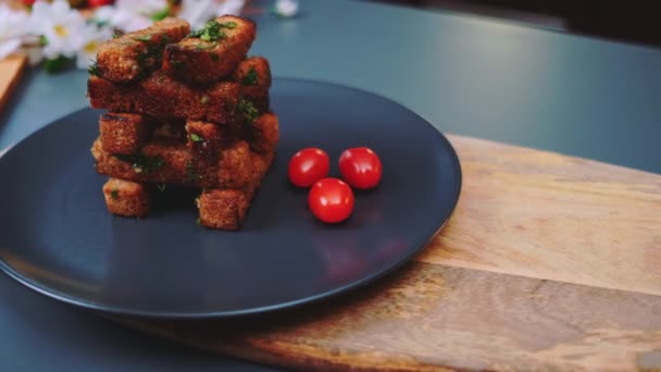 Deliziosi Crostini Croccanti Trovano Piatto Cucina Primo Piano Tavolo Cucinare — Video Stock