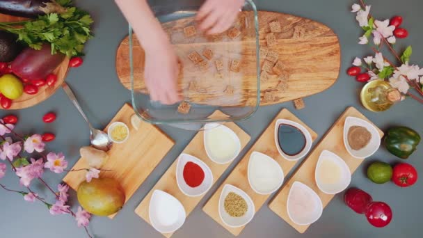 Bir Kadın Cam Bir Kaba Çavdar Ekmeği Koyar Üzerine Tuz — Stok video