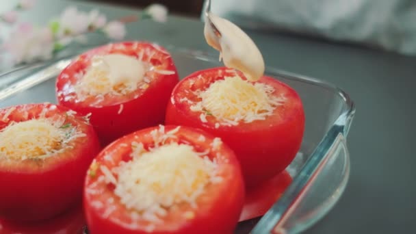 Χαϊδεύοντας Μαγιονέζα Πάνω Γεμιστές Ντομάτες Κοντινό Πλάνο Του Τραπεζιού Μαγείρεμα — Αρχείο Βίντεο