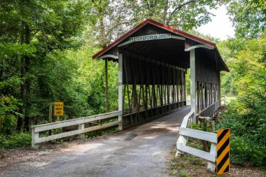Little Rock, AR, ABD - 9 Eylül 2022 Flecther Creek Kapalı Köprüsü