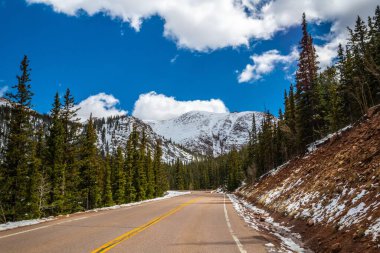 Yol gezisi ve parkın güzel koruma alanı boyunca yolculuk.