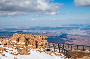 Yol gezisi ve parkın güzel koruma alanı boyunca yolculuk.