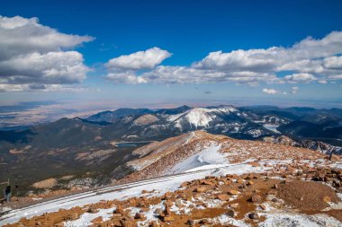 Yol gezisi ve parkın güzel koruma alanı boyunca yolculuk.