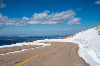 Yol gezisi ve parkın güzel koruma alanı boyunca yolculuk.