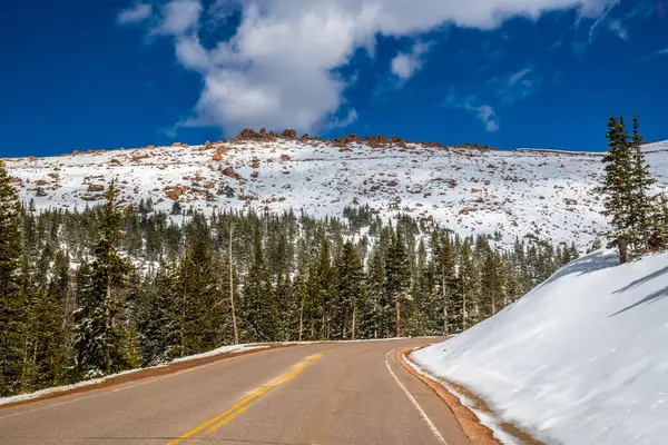 Yol gezisi ve parkın güzel koruma alanı boyunca yolculuk.