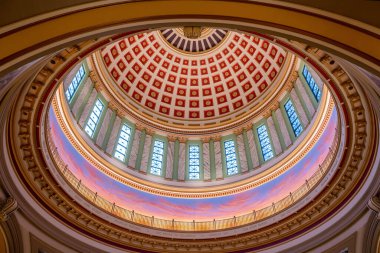 Oklahoma City, OK, USA - 16 Eylül 2022 Oklahoma Eyalet Kongre Binası 'nın iç binasının geniş koridorları