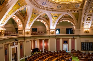 Minnesota, MN, ABD - 8 Haziran 2022: Minnesota Eyalet Meclisi 'nin büyük toplantı salonu