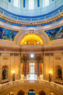 Minnesota, MN, ABD - 8 Haziran 2022: Minnesota Eyalet Kongre Binası 'nın iç binasının geniş koridorları