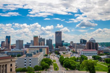Minnesota, MN, ABD - 8 Haziran 2022: Minnesota Eyalet Kongre Binası 'nın büyük dış koruma alanları