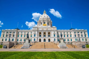 Minnesota, MN, ABD - 8 Haziran 2022: Minnesota Eyalet Kongre Binası 'nın büyük dış koruma alanları