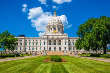 Minnesota, MN, ABD - 8 Haziran 2022: Minnesota Eyalet Kongre Binası 'nın büyük dış koruma alanları