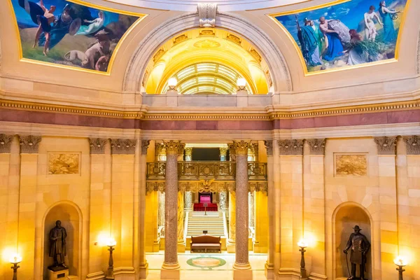 明尼苏达州 明尼苏达州 2022年6月8日 明尼苏达州国会大厦内部的大型走廊 — 图库照片