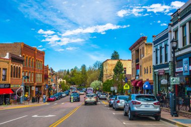 Colorado Springs, CO - 06 Mayıs 2022: Doğal güzelliği ve görkemli iklimiyle tanınan bir şehir