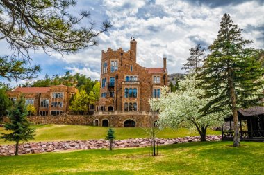Colorado Springs, CO - 06 Mayıs 2022: Glen Eyrie kalesinin manzarası, Tudor tarzı bir kale